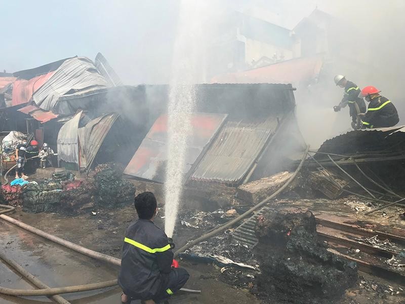 Lính cứu hỏa vất vả khống chế cháy lan và dập tắt cháy tại nơi sản xuất chăn, đệm