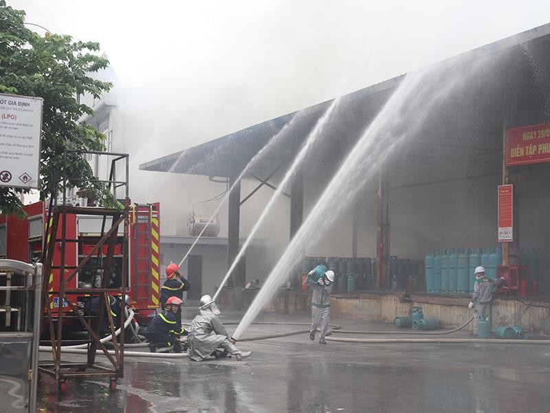 Huy động nhiều lực lượng xử lý sự cố giả định cháy kho gas tại khu công nghiệp