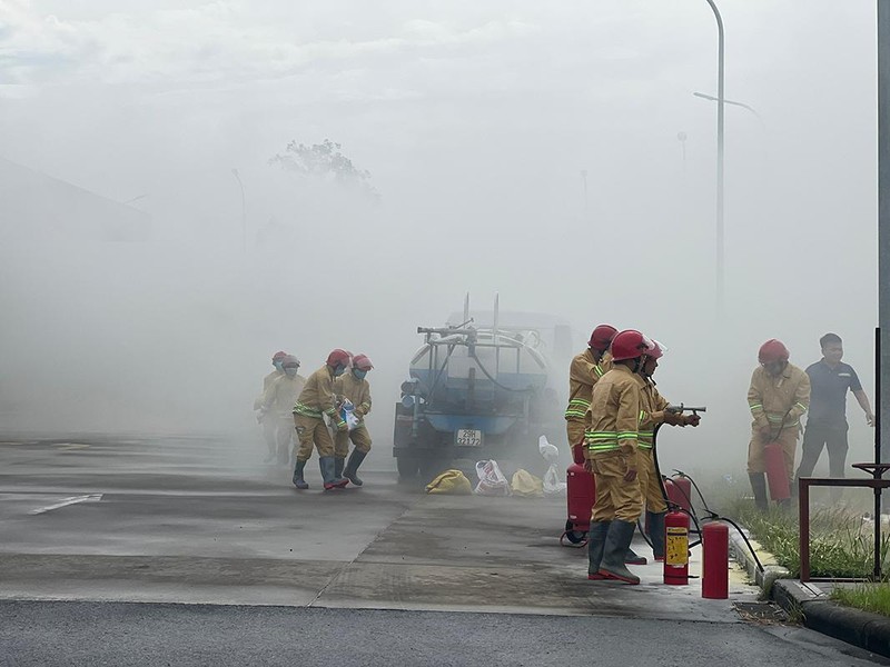 Những người lính cứu hoả xử lý cháy xe stec đang tiếp xăng, dầu trong tình huống giả định