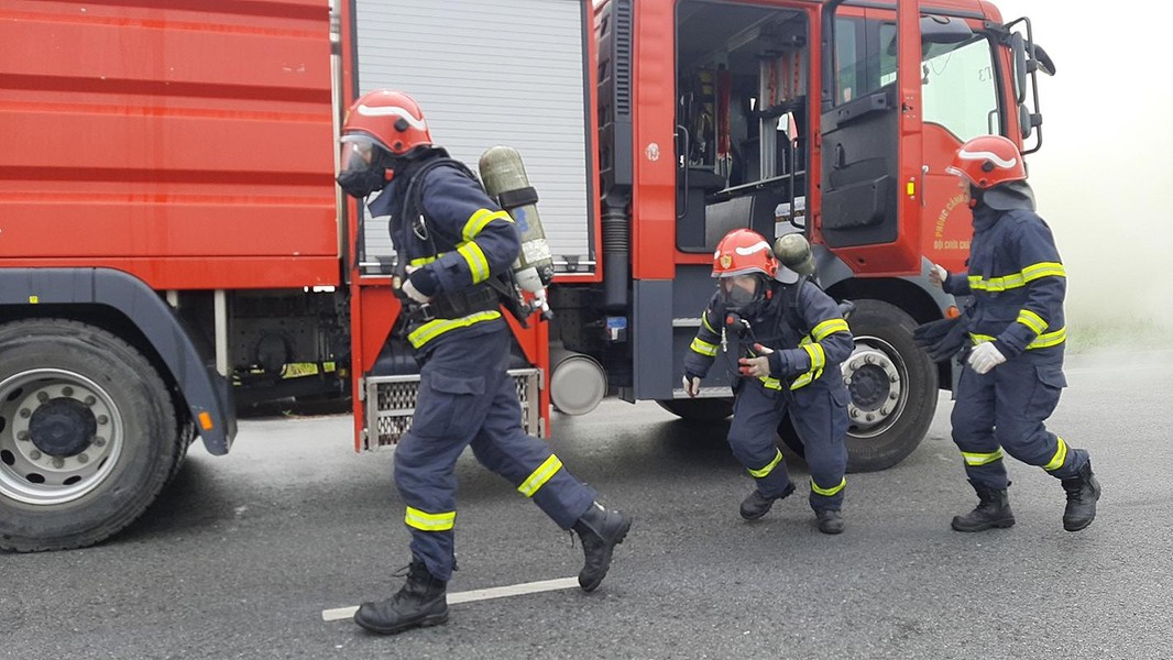 Những người lính cứu hoả xử lý cháy xe stec đang tiếp xăng, dầu trong tình huống giả định