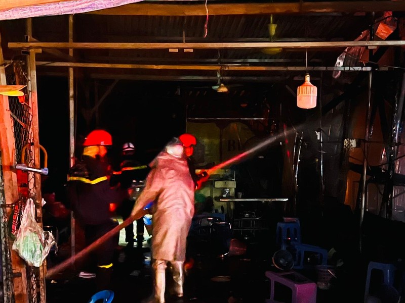 Dập tắt đám cháy nhà dân tại quận Hoàng Mai