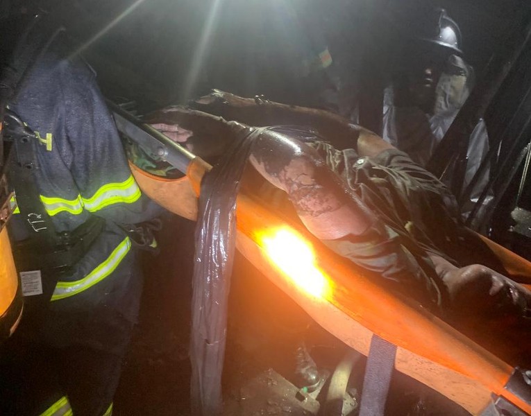 Kịp thời cứu và hướng dẫn 11 người mắc kẹt trong đám cháy ở quận Cầu Giấy