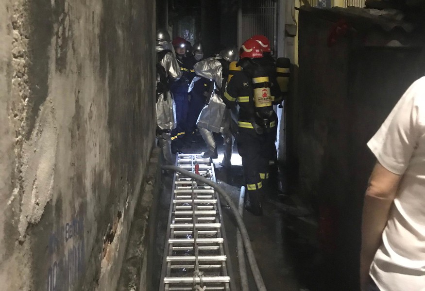 Kịp thời cứu và hướng dẫn 11 người mắc kẹt trong đám cháy ở quận Cầu Giấy