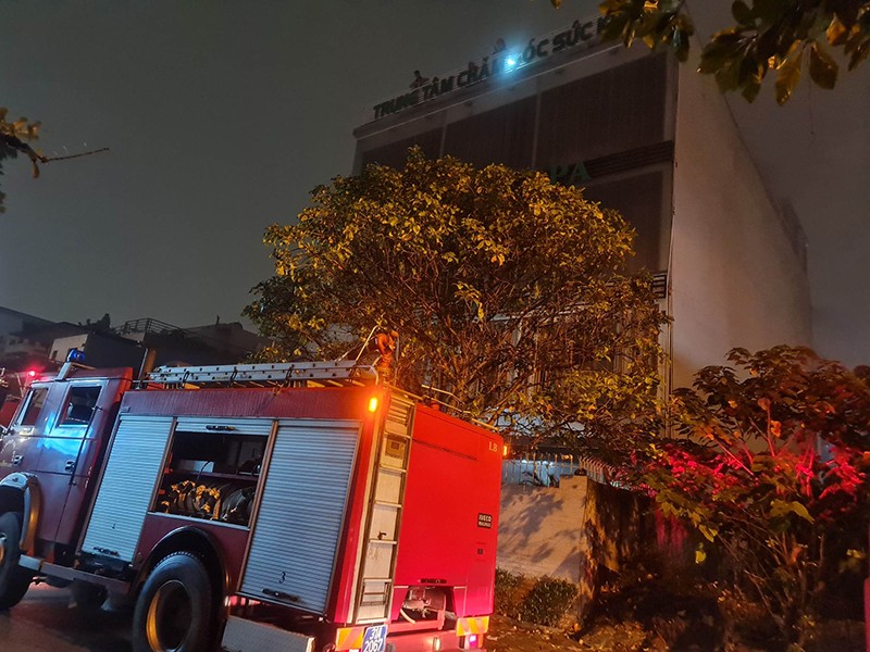 Lính cứu hoả kịp thời cứu và hướng dẫn nạn nhân mắc kẹt trong vụ cháy tại quán massage