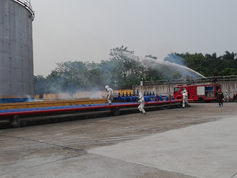 Hình ảnh lính cứu hoả điều khiển xe chữa cháy cần vươn xử lý cháy kho nhiên liệu