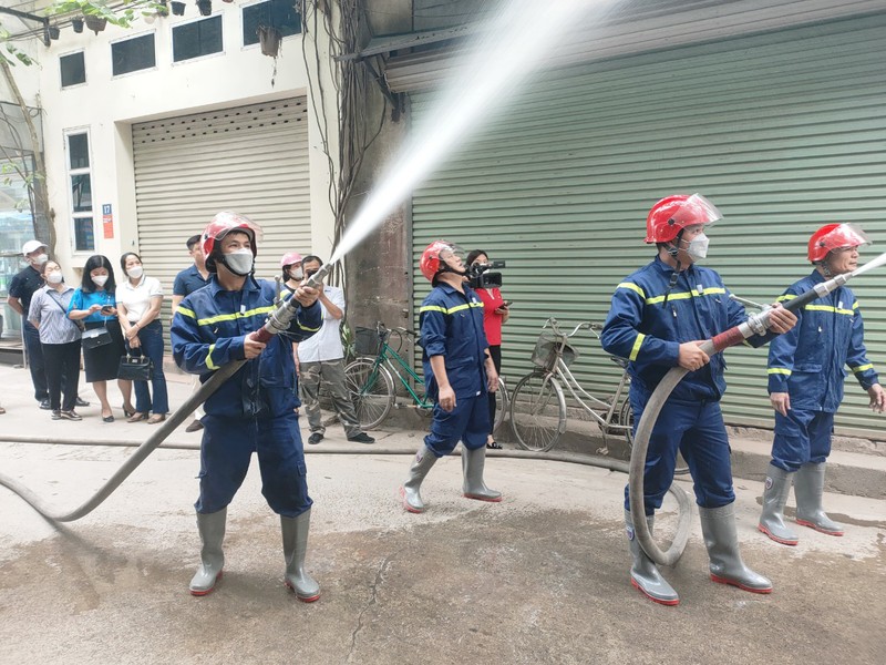  Người dân cùng lực lượng Công an đội nắng lắp điểm chữa cháy công cộng