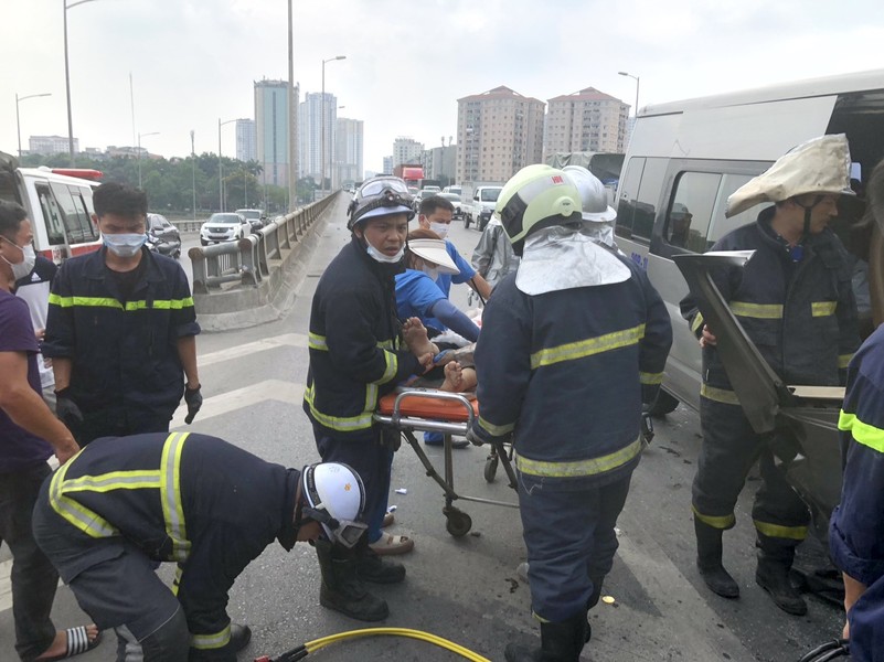 Hình ảnh Cảnh sát cứu nạn nhân mắc kẹt trong ca bin bẹp dúm giữa trưa nắng nóng
