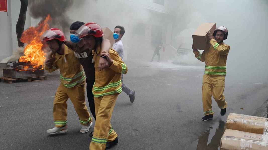 Huy động các lực lượng xử lý tình huống giả định cháy phức tạp tại cụm làng nghề Tân Triều