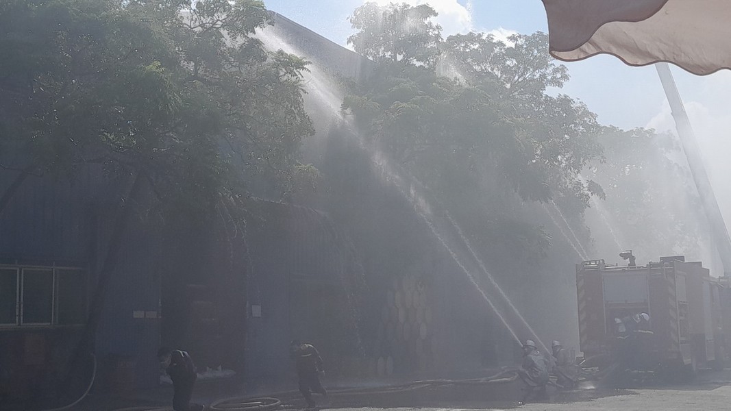Hình ảnh thực binh chữa cháy tìm kiếm cứu nạn trong môi trường nguy hiểm tại huyện Gia Lâm