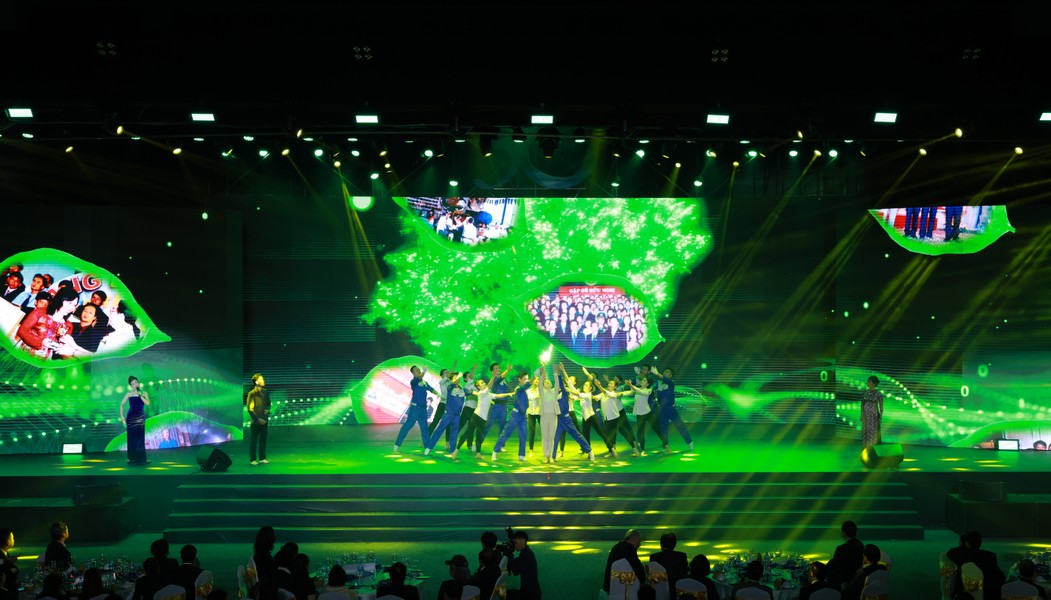  'Đại tiệc' âm thanh, ánh sáng trong lễ kỷ niệm 30 năm thành lập Tập đoàn Tân Á Đại Thành 