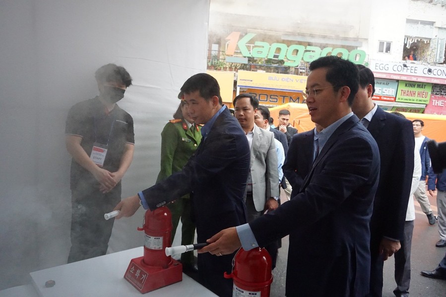Quận Hoàn Kiếm và Hiệp hội giáo dục Hàn Quốc phối hợp tổ chức trải nghiệm chữa cháy, cứu nạn, cứu hộ
