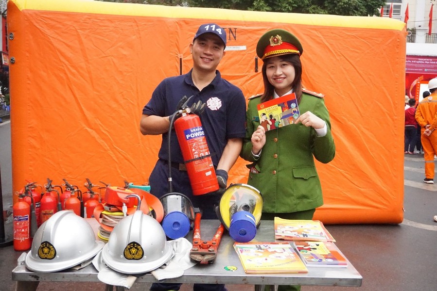 Quận Hoàn Kiếm và Hiệp hội giáo dục Hàn Quốc phối hợp tổ chức trải nghiệm chữa cháy, cứu nạn, cứu hộ