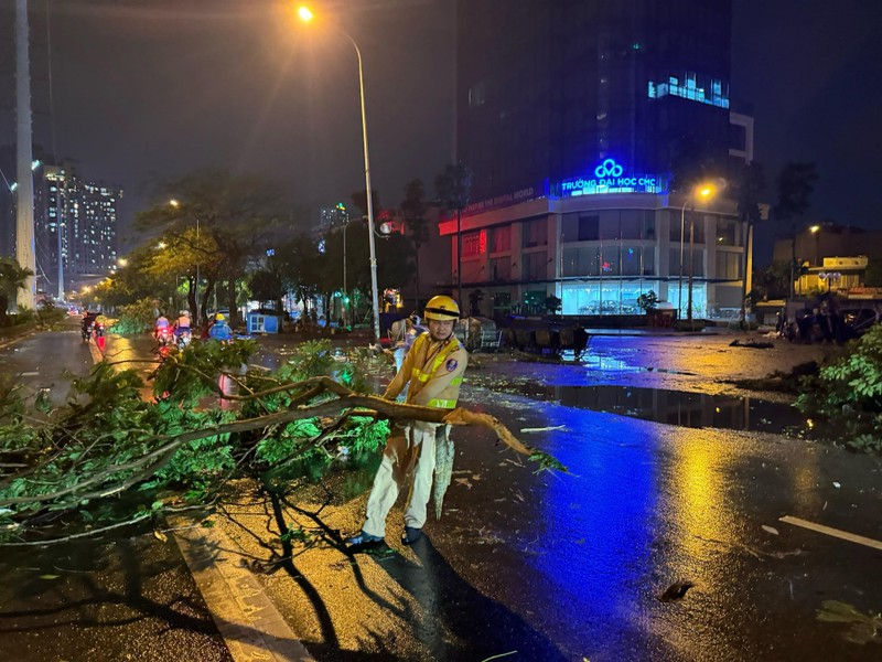 Hình ảnh Công an Hà Nội xuyên đêm khắc phục hậu quả mưa bão
