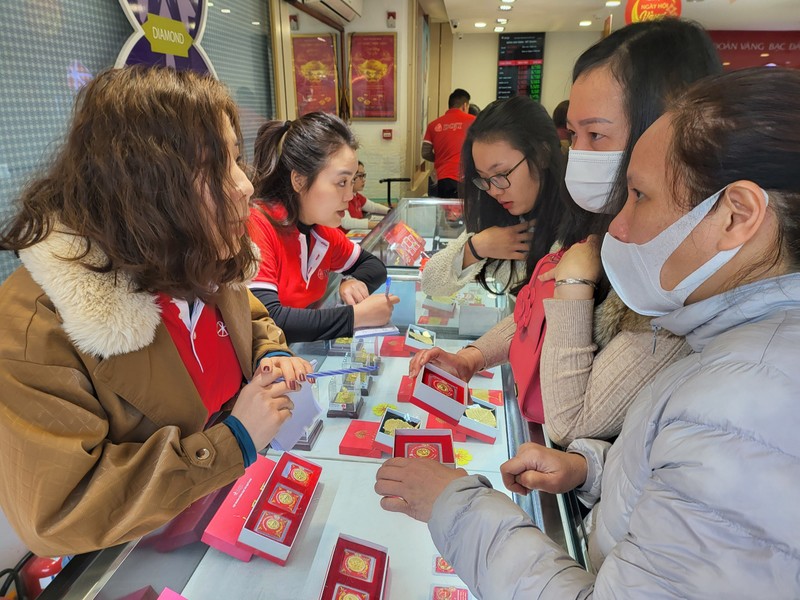 Nghệ An: Người dân đổ xô mua vàng cầu may ngày vía thần Tài