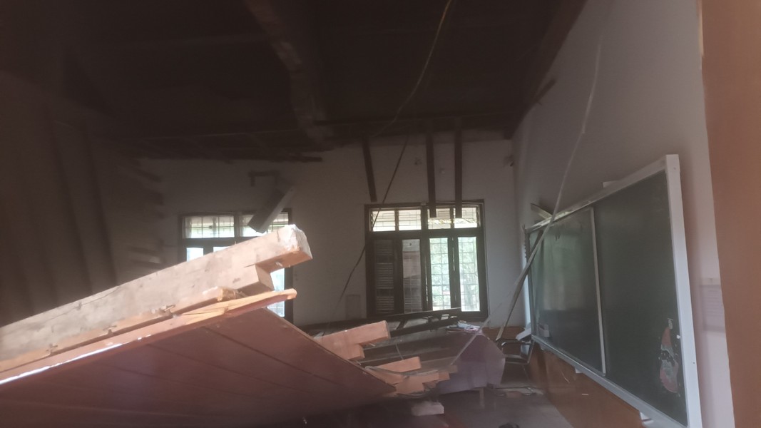 Hiện trường vụ sập trần gỗ lớp học khiến nhiều học sinh bị thương