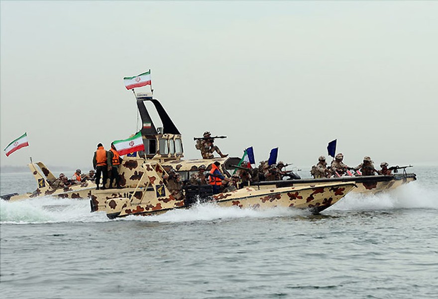 [ẢNH] Tuần duyên UAE nổ súng vào tàu Iran sau khi tàu hàng bị Tehran bắt giữ