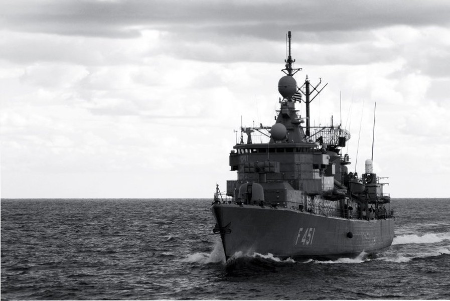 [ẢNH] Khinh hạm Thổ Nhĩ Kỳ hỏng nặng sau khi trúng đòn từ tàu chiến Hy Lạp