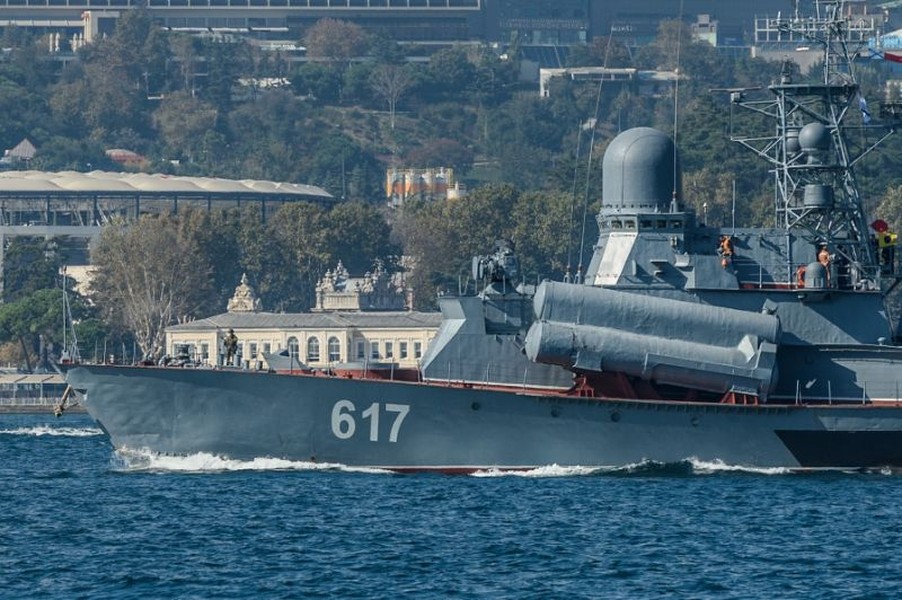 [ẢNH] Thổ Nhĩ Kỳ chặn eo biển Bosphorus khiến tàu hải quân Nga không thể tới Syria