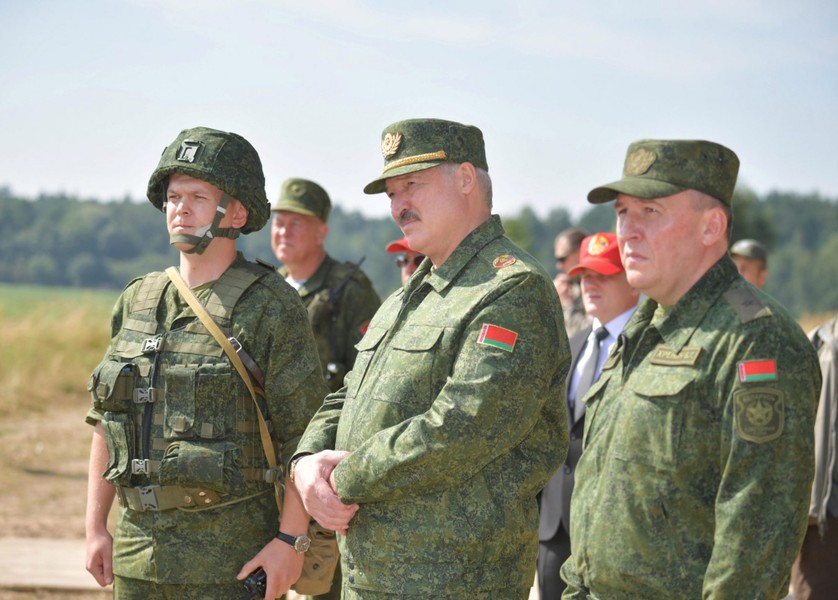 [ẢNH] Chuyên gia Nga lo ngại phương Tây giúp phe đối lập Belarus có quân đội riêng