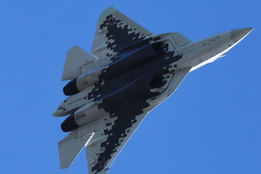 [ẢNH] Tiêm kích tàng hình Su-57 sản xuất loạt của Nga đã chính thức cất cánh