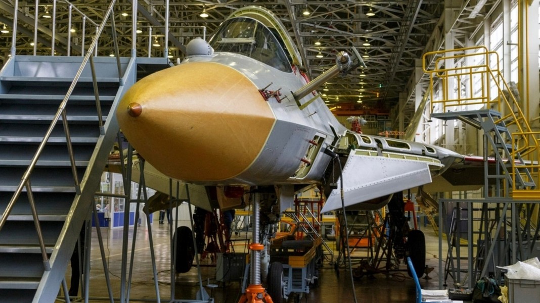[ẢNH] Tiêm kích tàng hình Su-57 sản xuất loạt của Nga đã chính thức cất cánh
