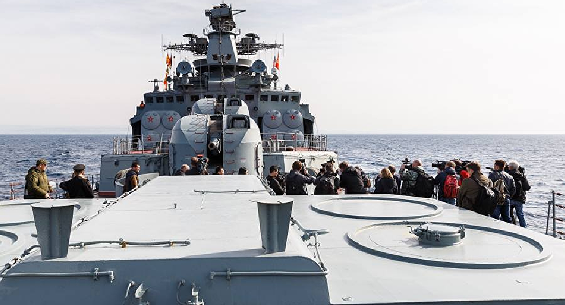 [ẢNH] Tàu chiến Nga hướng toàn bộ 32 tên lửa vào tiêm kích Anh khi bị áp sát?