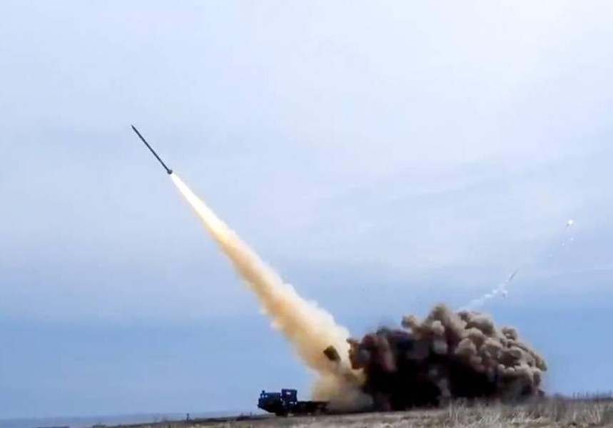 [ẢNH] Căng thẳng tăng cao khi Ukraine dồn pháo binh tầm xa và tên lửa tới sát Donbass