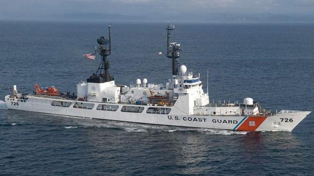 [ẢNH] Quốc kỳ Việt Nam tung bay trên tàu tuần tra USCGC John Midgett 