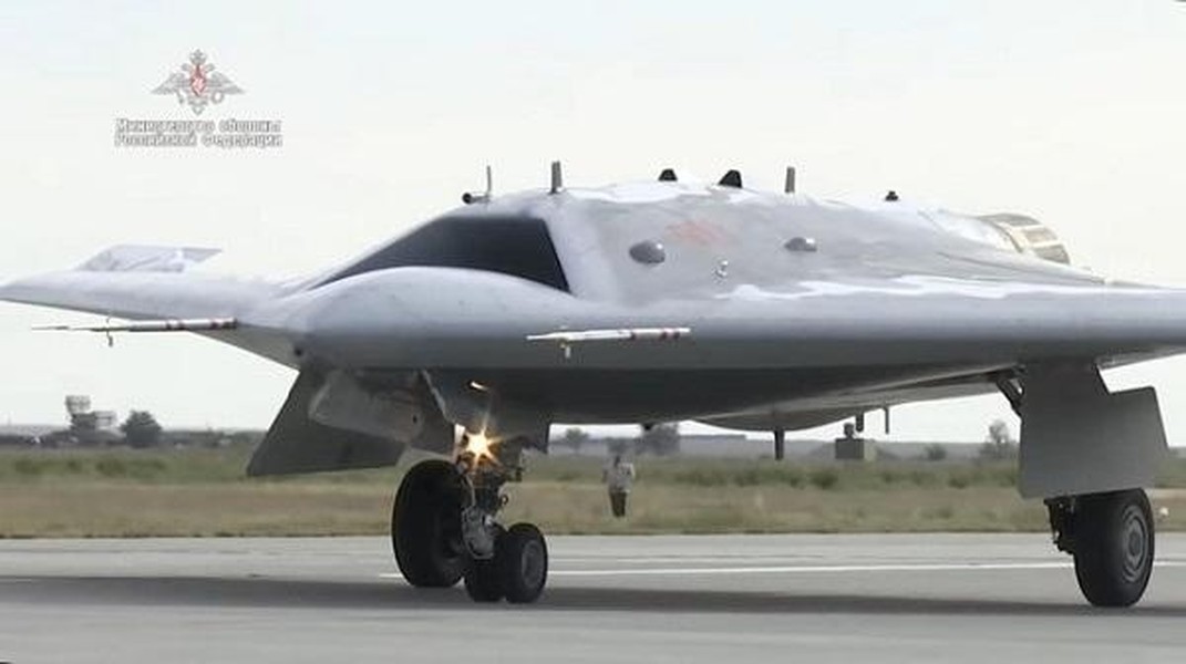 [ẢNH] Nga bắt đầu sản xuất hàng loạt UAV tàng hình S-70 Okhotnik?