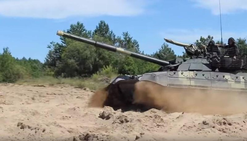 [ẢNH] Ukraine tung vào chiến trường miền Đông xe tăng chủ chiến mạnh hơn T-72B3