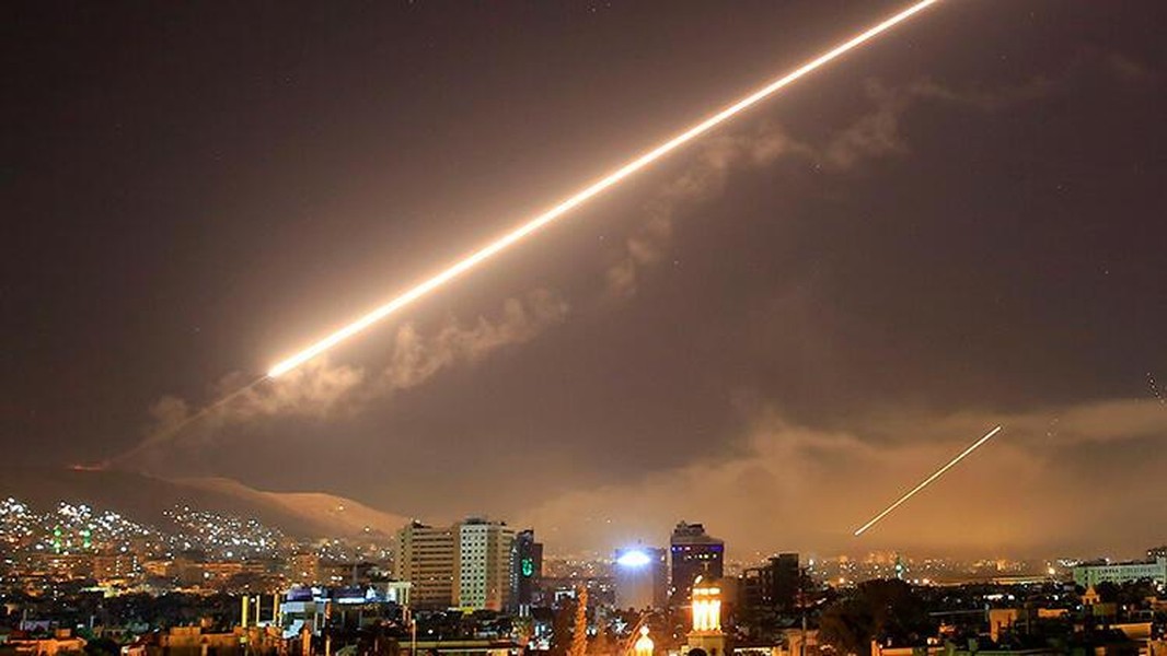[ẢNH] Israel tấn công Damascus ngay trước mắt S-300 và Bavar-373