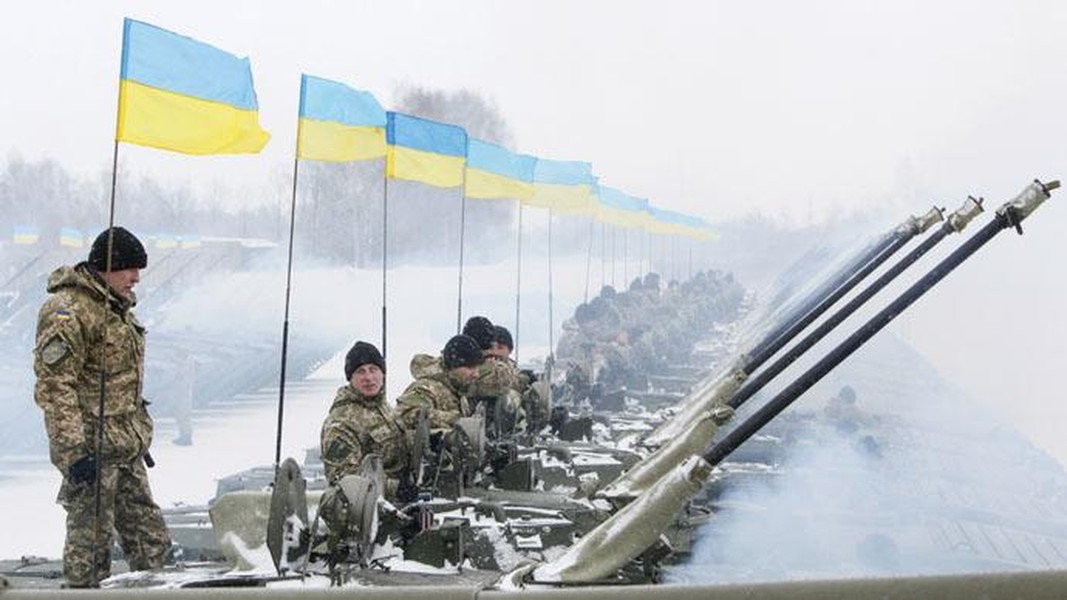 [ẢNH] Ukraine dồn 90.000 quân, 450 xe tăng, hơn 100 máy bay áp sát Donbass