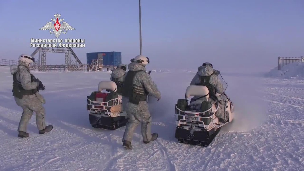[ẢNH] Không phải 3, có tới 5 tàu ngầm hạt nhân Nga nổi lên tại Bắc Cực để phóng tên lửa