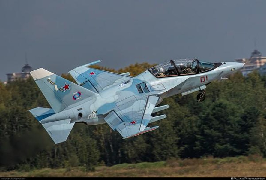 [ẢNH] Hải quân Nga nhận hàng loạt Yak-130 để ‘đón’ siêu tàu sân bay tương lai?