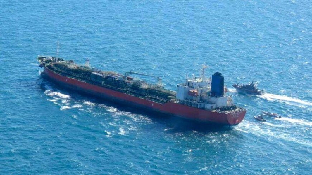[ẢNH] Nga gửi tín hiệu tới Israel khi bảo vệ tàu chở dầu Iran tới Syria