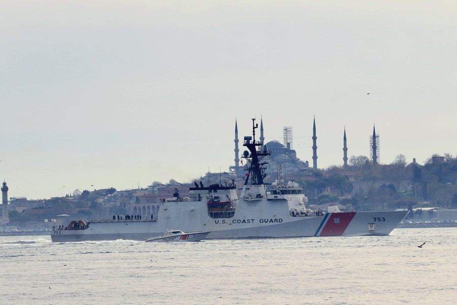 [ẢNH] Hải quân Nga thị uy tên lửa khi tàu tuần tra Mỹ tiến vào Biển Đen