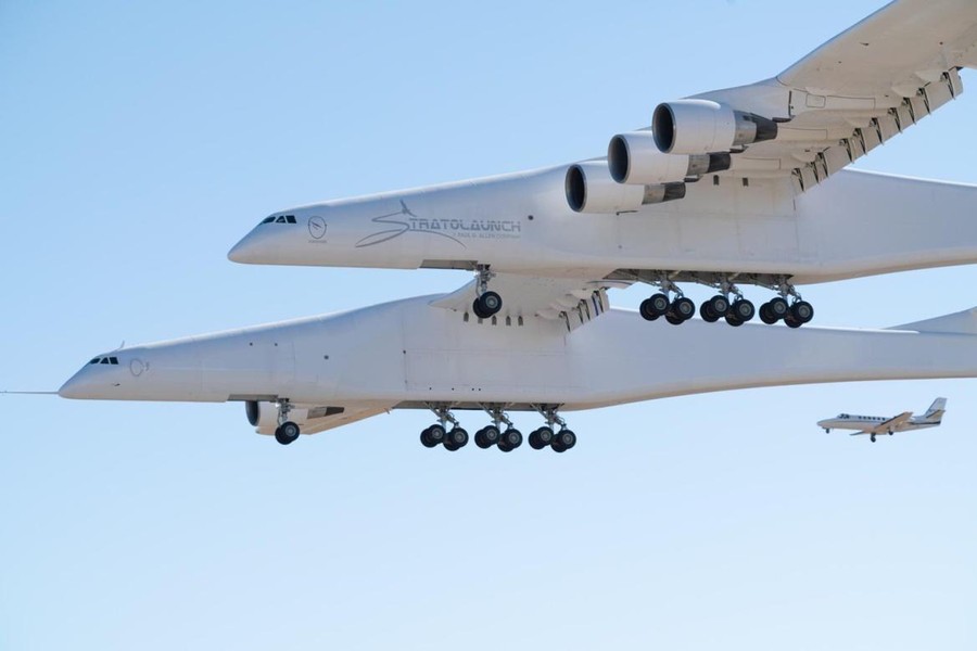 [ẢNH] Máy bay lớn nhất thế giới Stratolaunch đã trở lại bầu trời