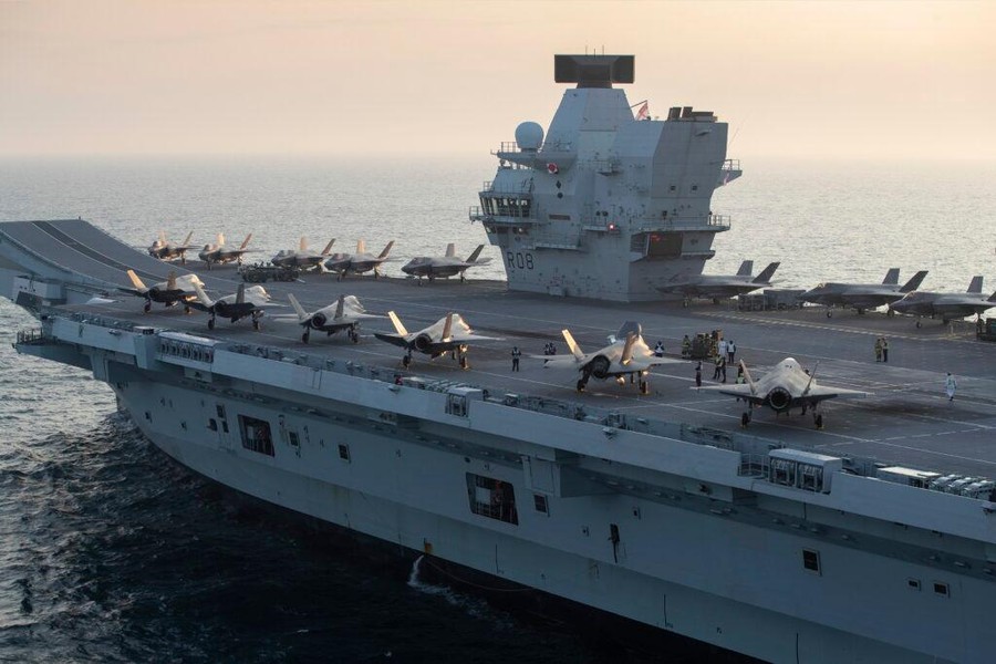 [ẢNH] ‘Vén màn’ vụ hai chiến hạm Nga ‘xuyên thủng’ nhóm tác chiến tàu sân bay Anh