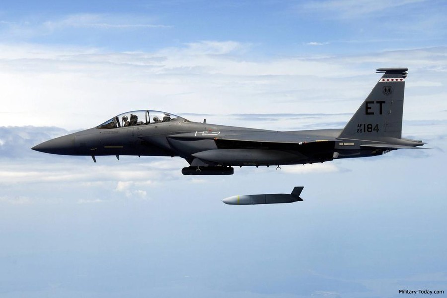 [ẢNH] ‘Đại bàng bất bại‘ F-15E gây sốc khi mang cùng lúc 5 tên lửa tàng hình nặng 1 tấn