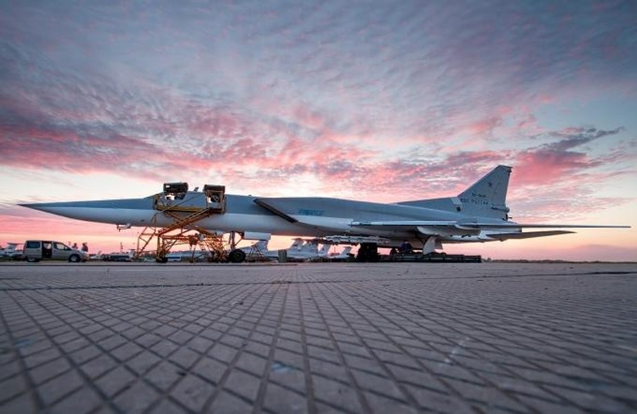 [ẢNH] Mỹ giật mình khi 3 oanh tạc cơ Tu-22M3 Nga xuất hiện tại căn cứ Hmeimim