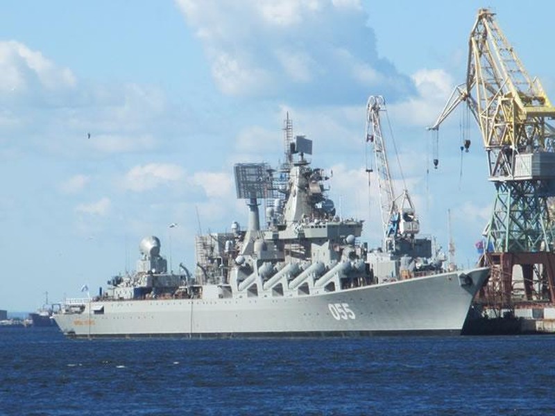 [ẢNH] Tuần dương hạm Moskva sẵn sàng giám sát nhóm tấn công tàu sân bay Anh