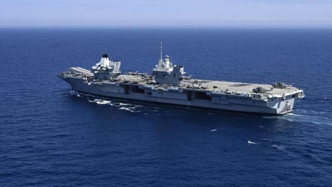 [ẢNH] Tàu sân bay Anh áp sát căn cứ Tartus của Nga ở cự ly ‘có thể tấn công’