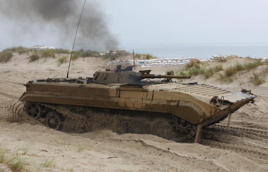 [ẢNH] Sức mạnh khủng khiếp của súng chống tăng Carl Gustav khi ‘bắn xuyên táo’ BMP-1