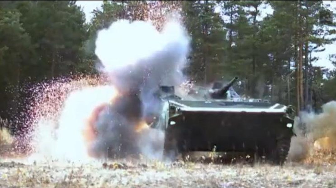 [ẢNH] Sức mạnh khủng khiếp của súng chống tăng Carl Gustav khi ‘bắn xuyên táo’ BMP-1