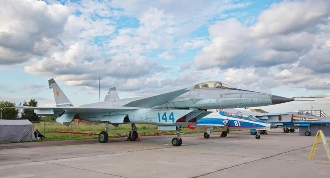 [ẢNH] Nga tiếp tục gây sốc tại MAKS 2021 với tiêm kích tàng hình bí ẩn MiG-49