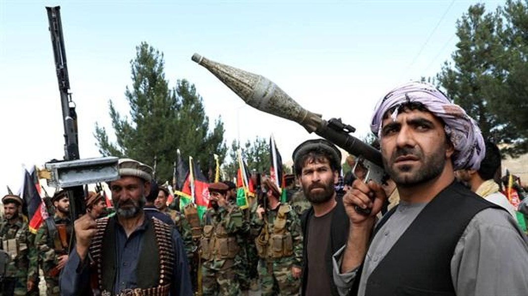 [ẢNH] Hàng ngàn tay súng Taliban có thể sắp tràn vào căn cứ Shindand của Mỹ