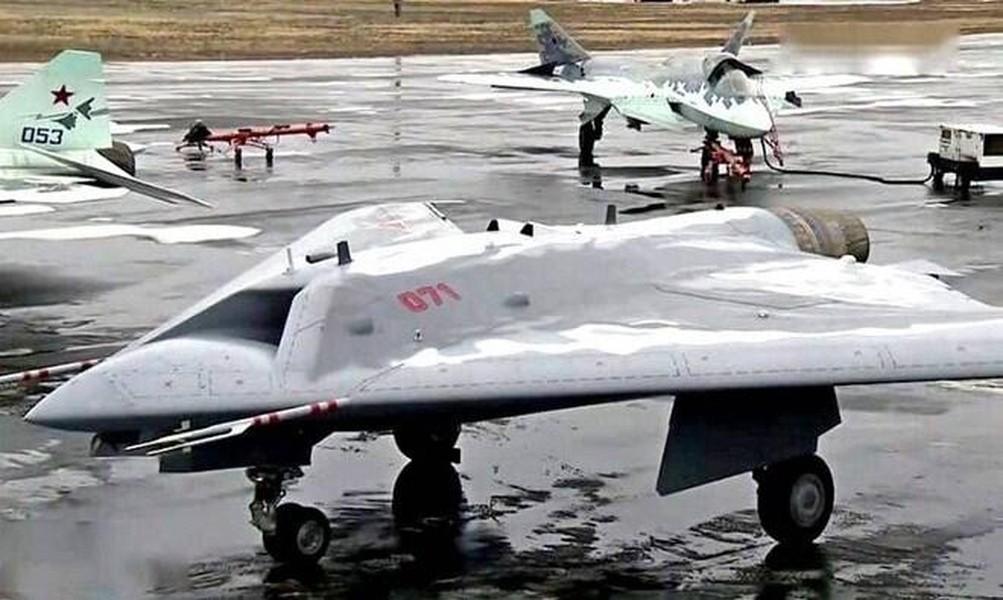 [ẢNH] Lộ diện máy bay tàng hình bí ẩn của Nga sau chuyến thị sát của Bộ trưởng Shoigu