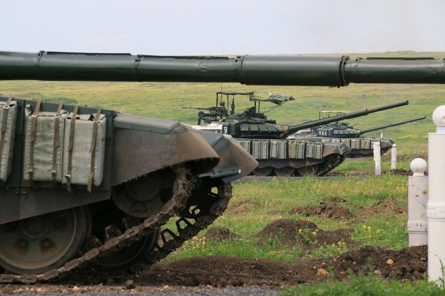 [ẢNH] 'Mái che' trên T-72B3 Nga vô tác dụng trước tên lửa Javelin Ukraine