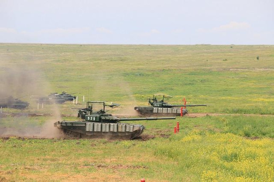 [ẢNH] 'Mái che' trên T-72B3 Nga vô tác dụng trước tên lửa Javelin Ukraine