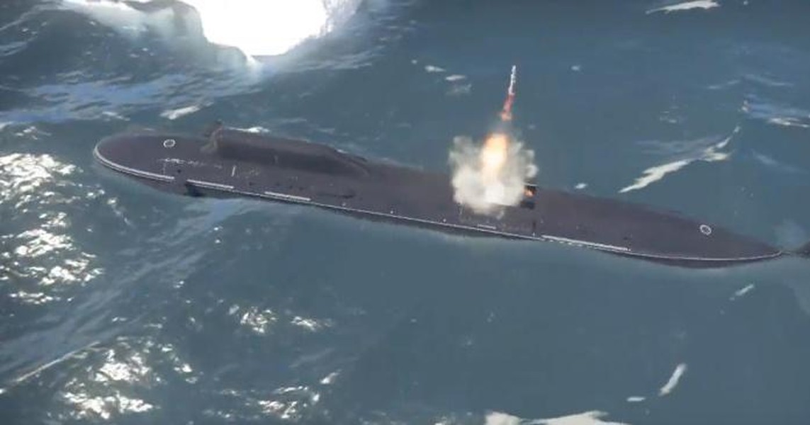 [ẢNH] Tàu ngầm Nga như 'cá mập mọc thêm cánh' khi bổ sung tên lửa phòng không